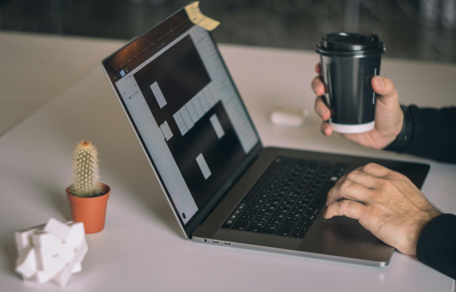 Équipe de professionnels collaborant sur des projets financiers innovants dans un environnement moderne